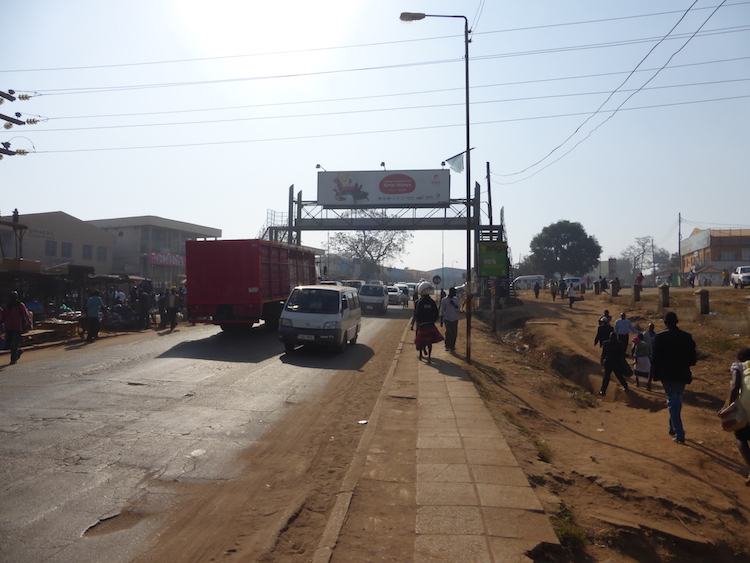 Aankomst Malawi local road