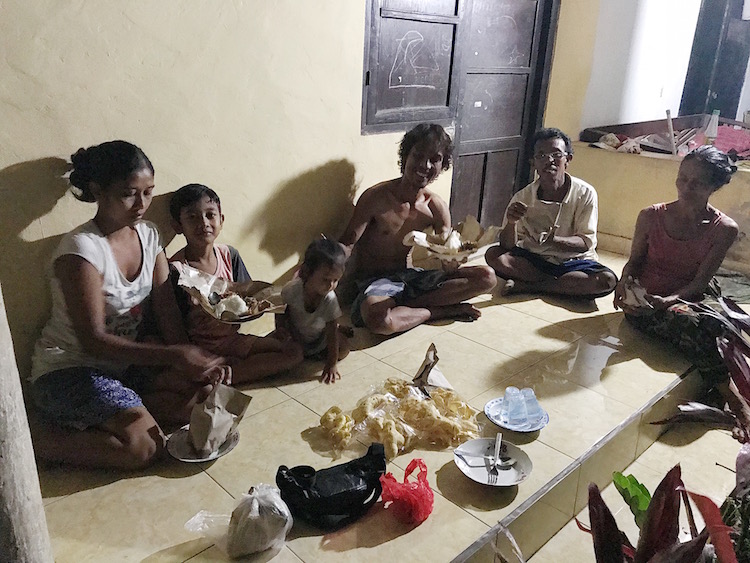 Avond eten bij Putu's homestay nusa penida