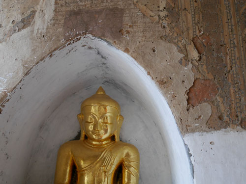 Boeddha beeld in tempel Bagan.
