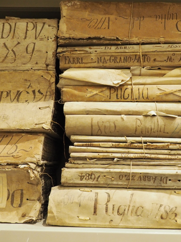 boeken in het archief van napels