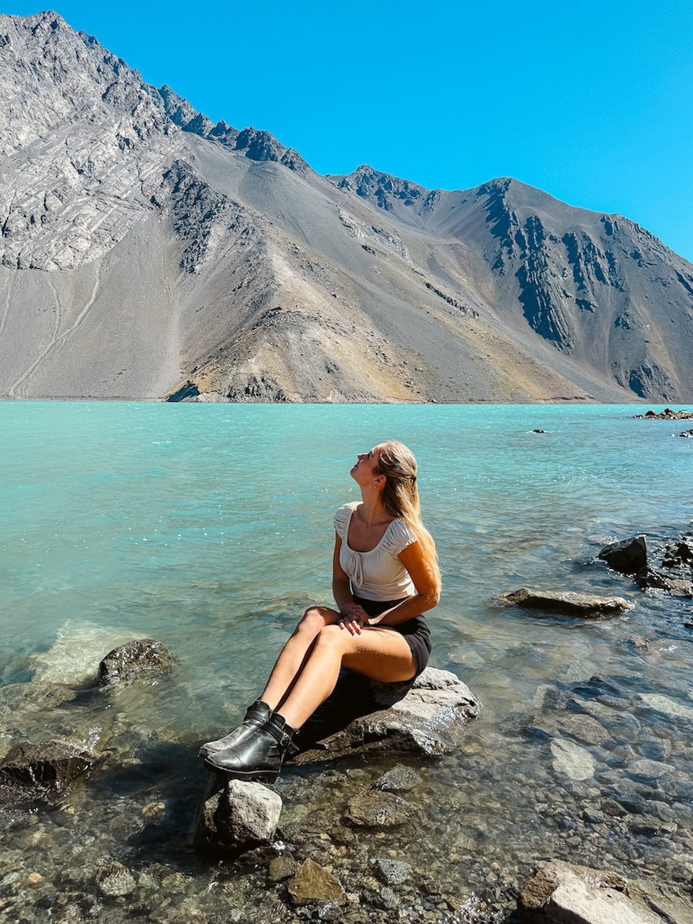 Cajon del Maipo lake embaise el yeso