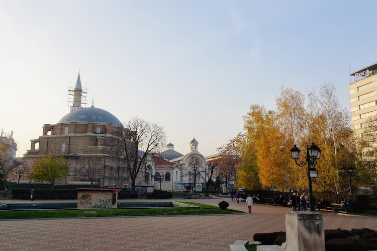 Citytrip Sofia Moskee (met markthal en synagoge op achtergrond)