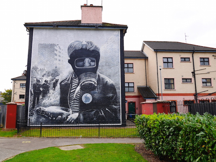 Derry murals gasmasker