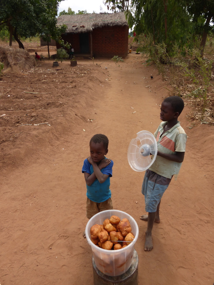 Eten in Malawi oliebollen