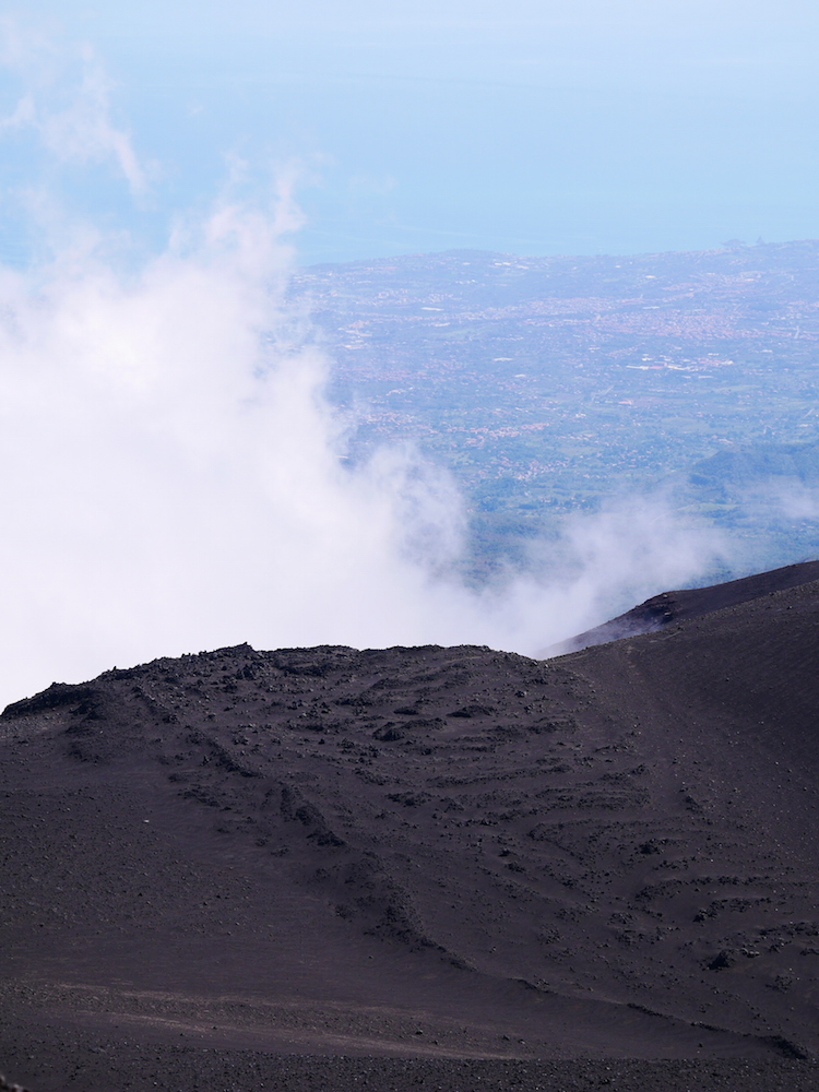 Etna vulkaan wolken zee