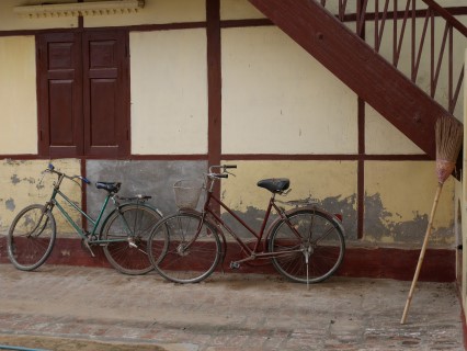 Fietsen teakhouten tempel
