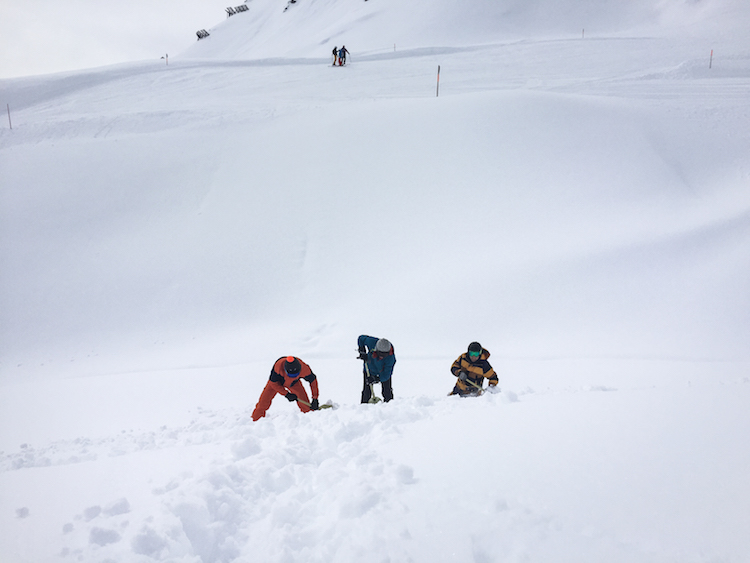 Graven in de sneeuw skigebied montafon