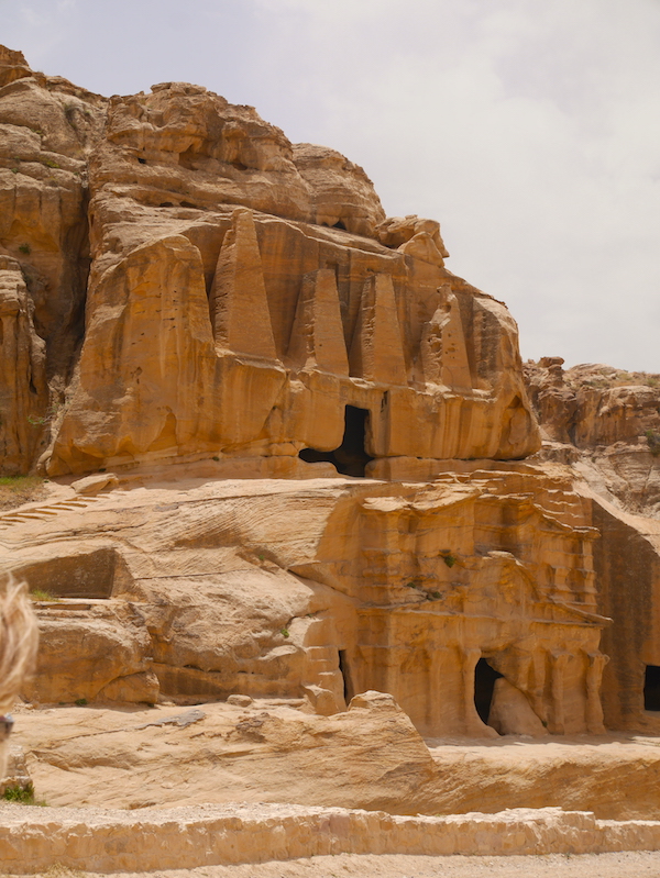 Grotten en tombes op de weg naar Petra