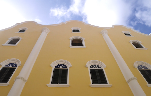 Lopen door Willemstad Curacao