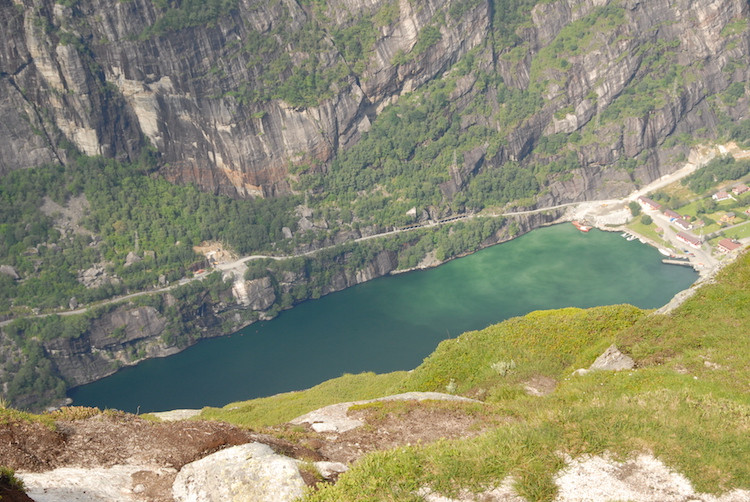 Meer tijdens hike kjerag bolten boulder