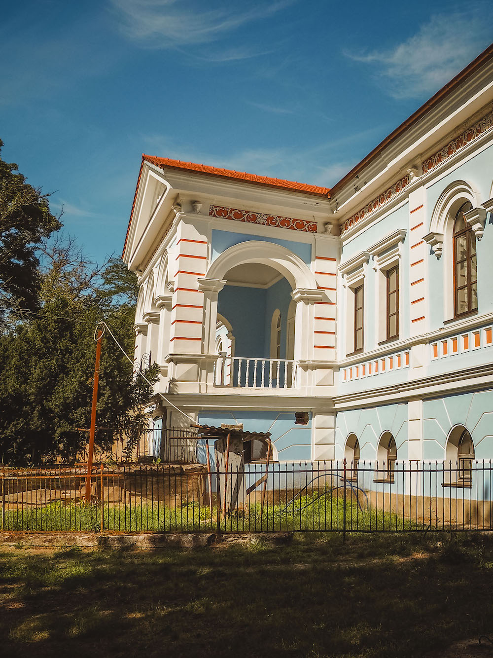Moldavie-architectuur-Leegstaand-vervallen-gebouw