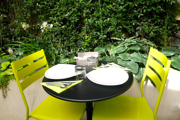 Ontbijten in de tuin van Legend Hotel Parijs