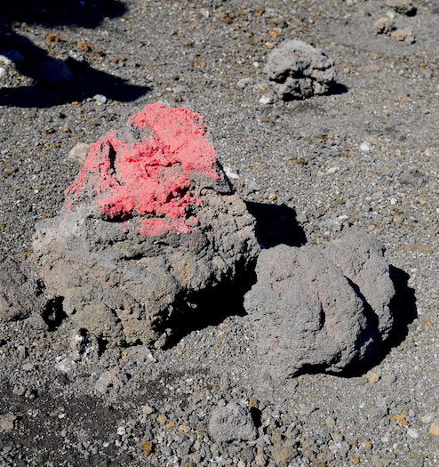 Rode stenen etna vulkaan