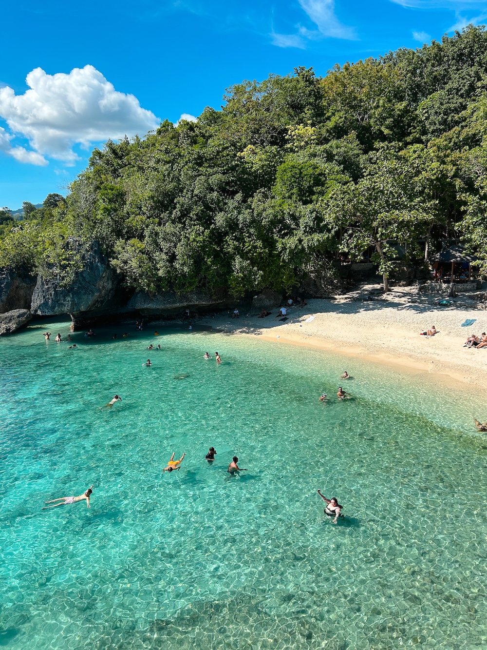 Salagdoong beach zwemmen in zee