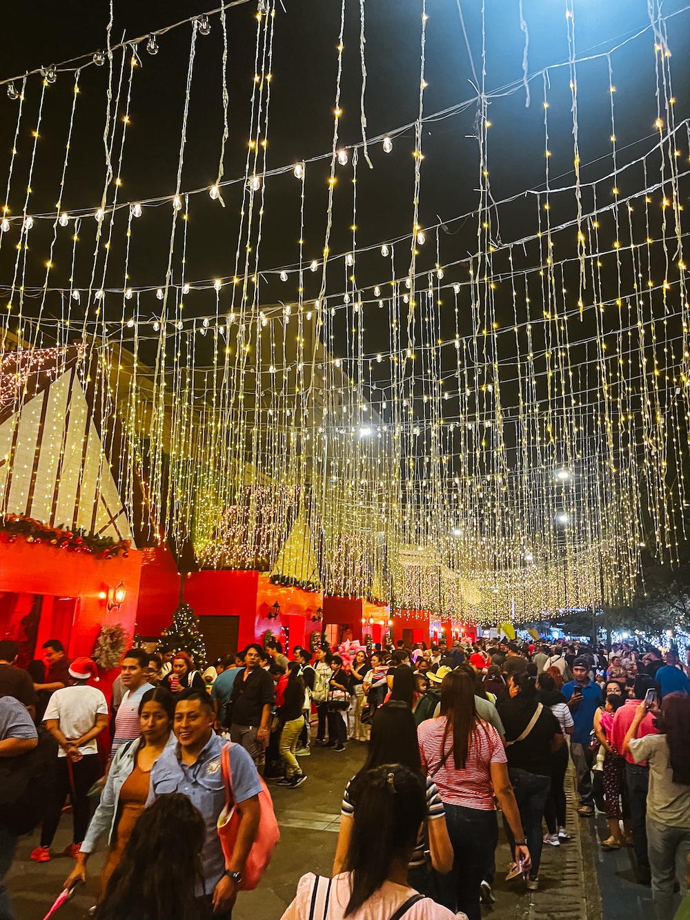 Straatjes met kerstversiering San Salvador