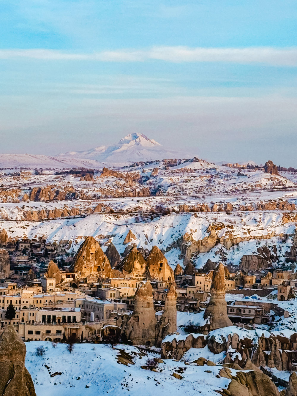 Uitzicht over Cappadocia in de winter