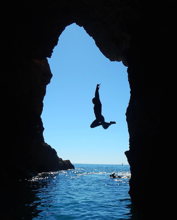 Yogavakantie chicks on waves jump rocks portugal