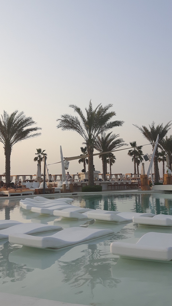 dubai zwembad palmbomen aan zee