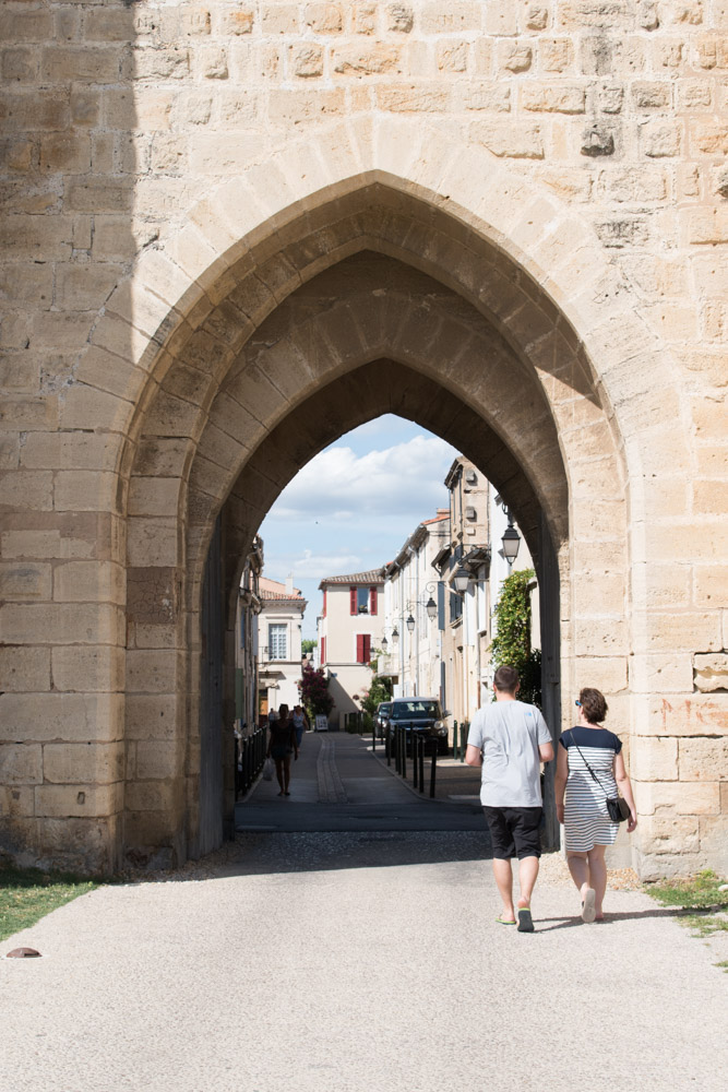 entree stadsmuur aigues mortes frankrijk