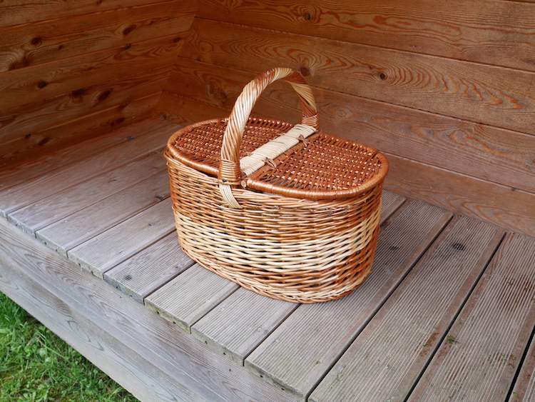 glamping ontbijt picknick mand lake bled