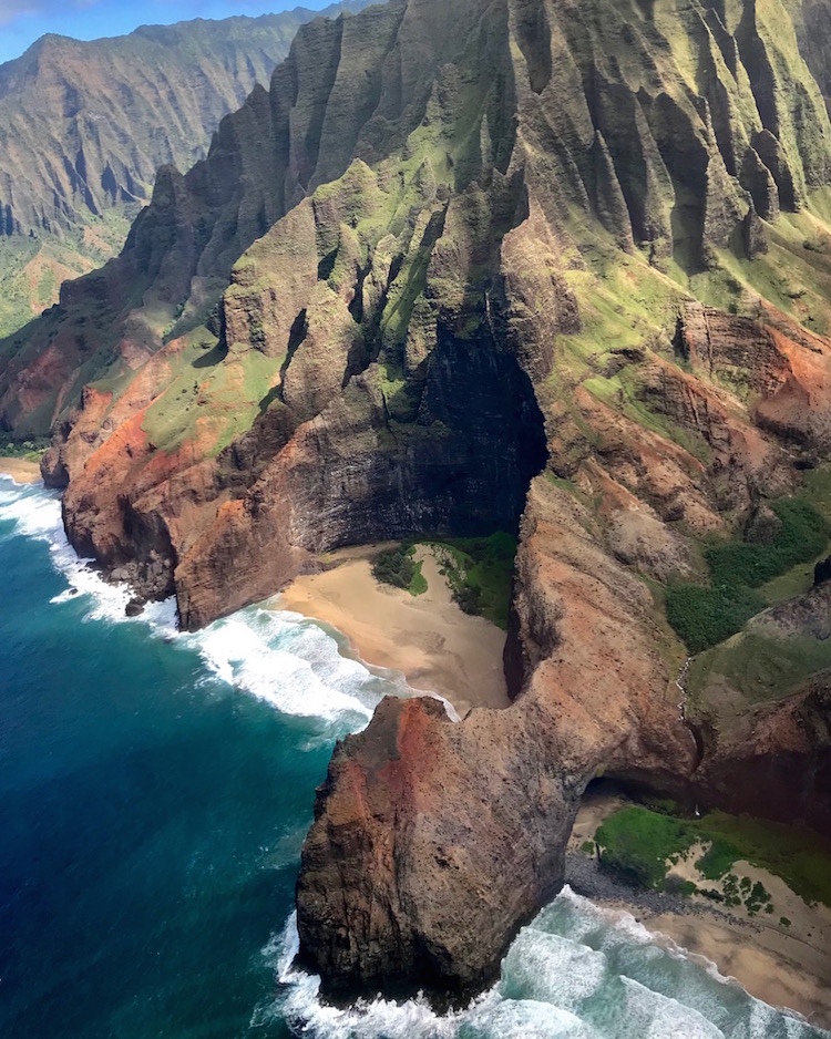 helicopter boven hawaii vliegen