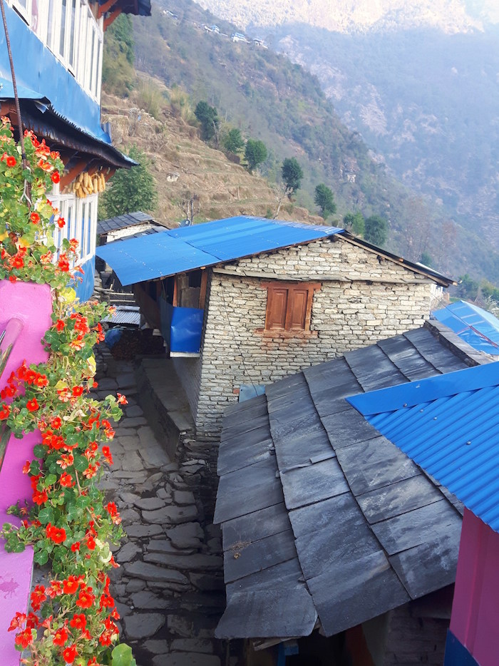 kleurige huisjes onderweg himalaya trekking