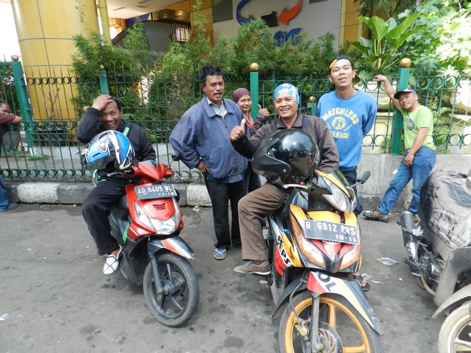 locals indonesie motor taxi