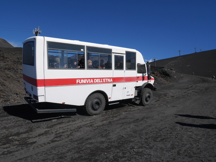 trucks etna vulkaan
