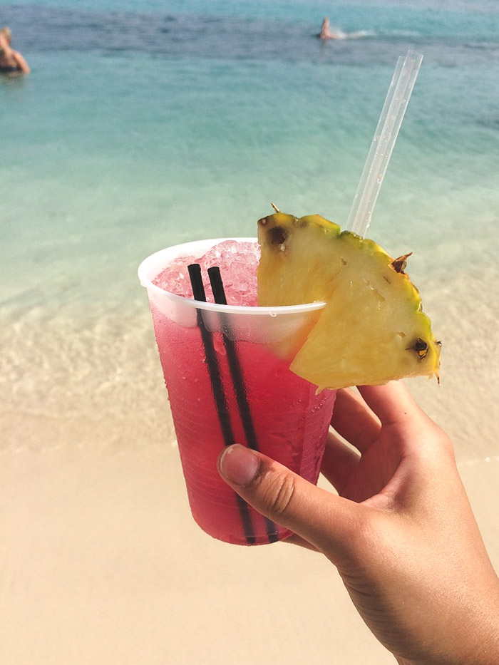 uitgaan curacao happy hour