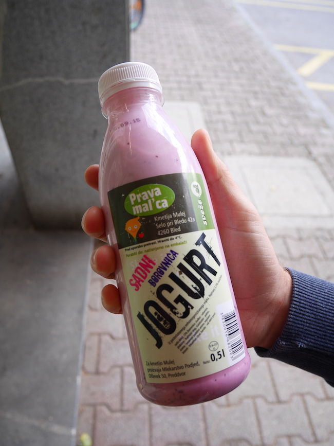 ze verkopen er yoghurt uit automaten